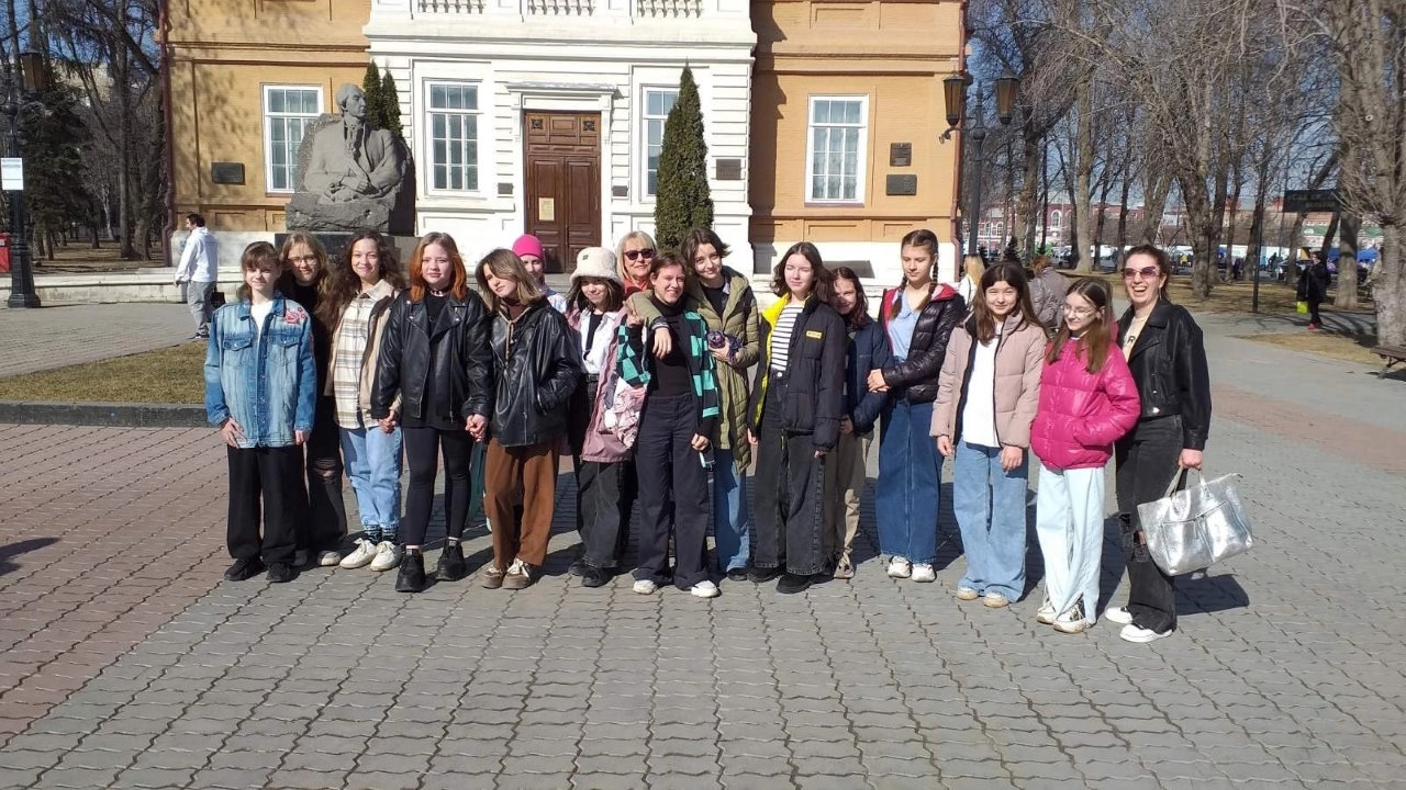 Преподаватели и учащиеся ДШИ 4 посетили выставку в музее им. Радищева