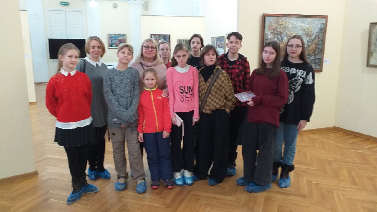 Учащиеся отделения изобразительного искусства посетили выставку "Город и люди" в Саратовском художественном музее